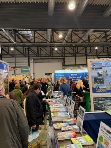 Prospektpräsentation am Messestand Urlaub in Deutschland