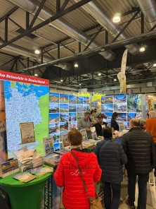 Prospektpräsentation am Messestand Urlaub in Deutschland