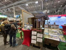 Messestand Urlaub in den Alpen auf der Reisen Hamburg