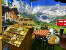 Prospektpräsentation am Messestand Urlaub in den Alpen