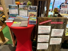 Prospektpräsentation am Messestand Urlaub in den Alpen