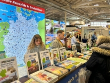 Prospektpräsentation am Messestand Urlaub in Deutschland