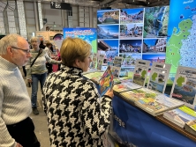 Prospektpräsentation am Messestand Urlaub in Deutschland